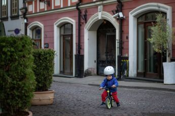 Мальчик едет на велосипеде по улице Старого города Вильнюса, Литва, пятница, 24 апреля 2026 года.
