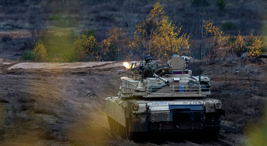Американский танк M1A2 Abrams на общевойсковых военных учениях с боевой стрельбой Strong Griffon 2025 на полигоне в Пабраде, к северу от столицы Литвы Вильнюса, 29 октября 2025 года