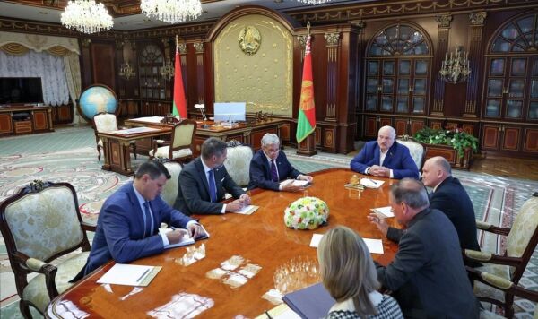 Президент Белоруссии Александр Лукашенко во время встречи с представителем президента США Джоном Коулом в Минске.
