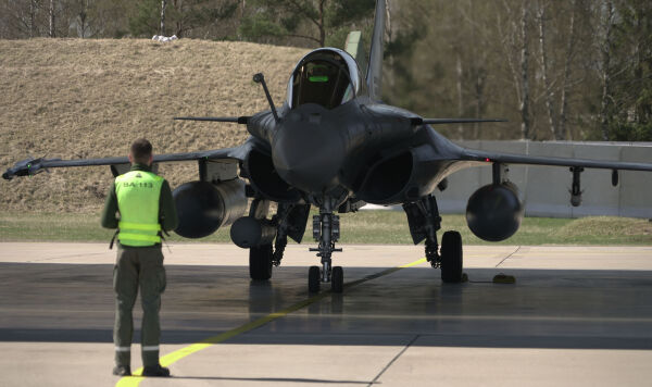 Истребитель Rafale ВВС Франции готовится к взлету с авиабазы ​​Шяуляй в Литве