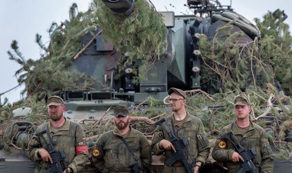 Солдаты бундесвера возле самоходной гаубицы PzH 2000 во время учений Grand Quadriga 2024 в Пабраде, Литва