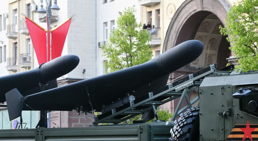 Беспилотные летательные аппараты "Герань-2" в кузове КамАЗа на репетиции парада в Москве в честь 80-й годовщины Победы в Великой Отечественной войне