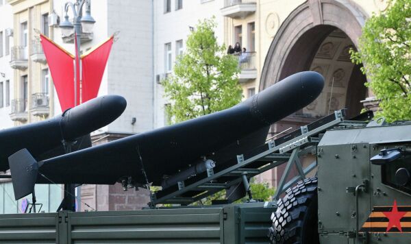 Беспилотные летательные аппараты "Герань-2" в кузове КамАЗа на репетиции парада в Москве в честь 80-й годовщины Победы в Великой Отечественной войне