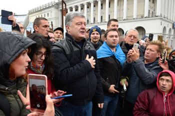 Бывший президент Украины, лидер партии "Европейская солидарность" Петр Порошенко (в центре) на акции "Нет Капитуляции" 