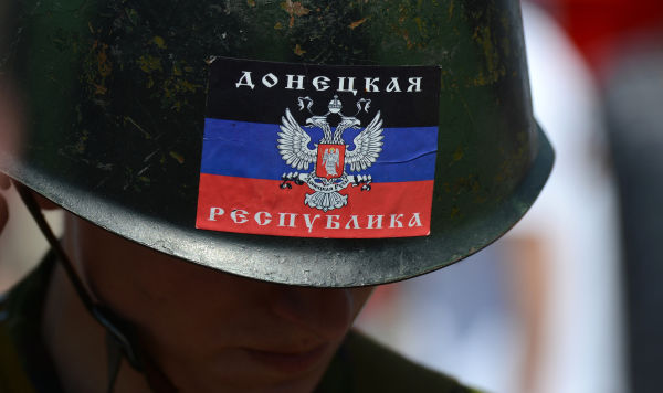 Мужчина в каске с флагом ДНР