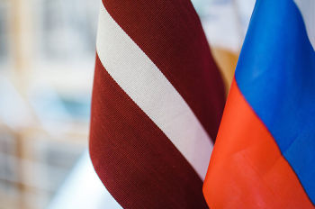 Флаги Латвии и России
