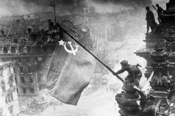 Знамя Победы на здании Рейхстага в Берлине