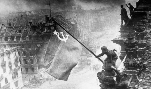 Знамя Победы на здании Рейхстага в Берлине