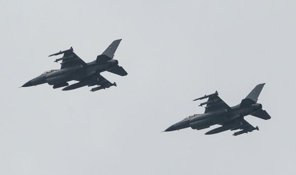 Истребители F-16 Дании во время военного парада в Риге в День независимости Латвии