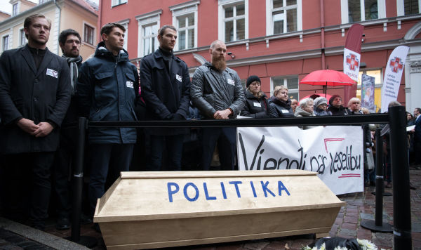 Акция протеста медиков возле здания Сейма в Риге, 7 ноября 2019