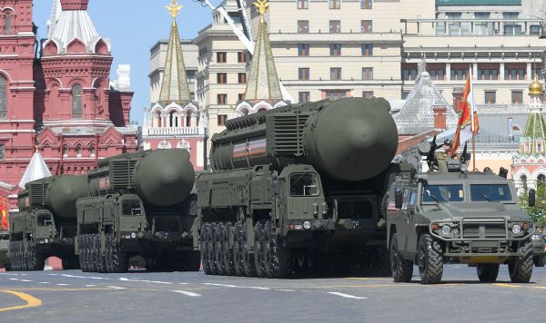 Военный парад, посвящённый 73-й годовщине Победы в ВОВ Транспортно-пусковые контейнеры комплекса РС-24 "Ярс" и бронеавтомобиль "Тигр - М" на военном параде, посвященном 73-й годовщине Победы