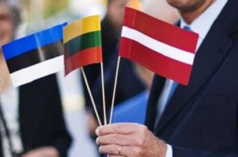 Флаги Эстонии, Литвы, Латвии.