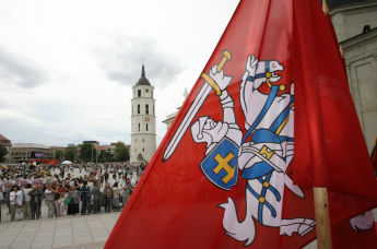 Флаг с гербом Литвы на Кафедральной площади города Вильнюс