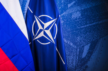 Флаги НАТО и  России