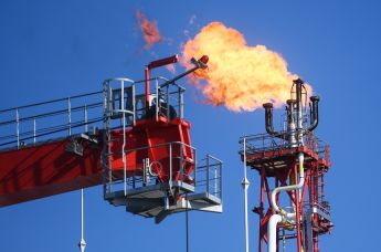 Факел стационарной платформы на нефтегазоконденсатном месторождении 