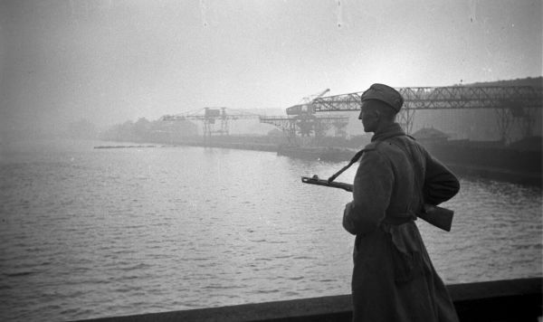 Советский часовой на мосту через реку Эльбу. Город Магдебург. Апрель 1945 года