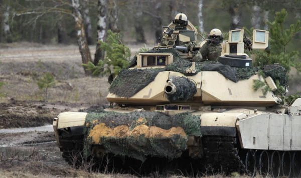 Тактические учения 68 военного полка 1 батальона США , во время которых солдаты тренировались в стрельбе из американских танков «M1 Abrams». 