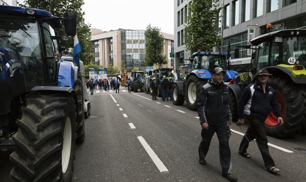 Участники акции протеста фермеров на площади перед зданием Европейской комиссии в Брюсселе, 7 сентября 2015