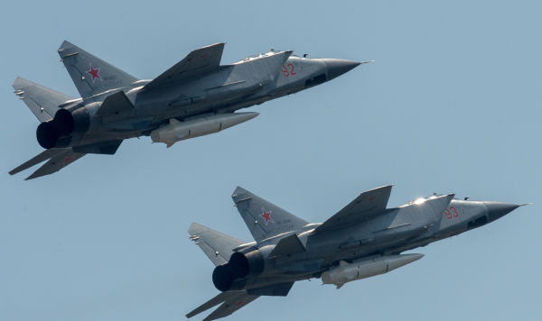 Многоцелевые истребители МиГ-31 с гиперзвуковыми ракетами "Кинжал"
