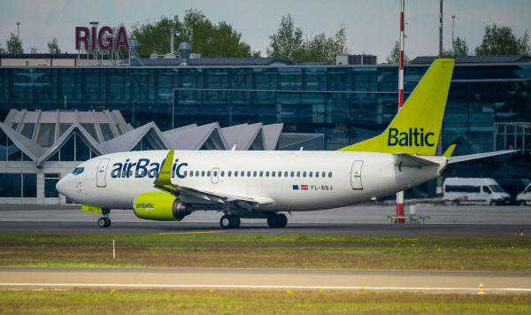 Самолет Boeing 737-36Q авиакомпании airBaltic в аэропорту Рига