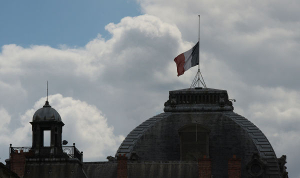 Государственный флаг Франции на здании Военной школы в Париже