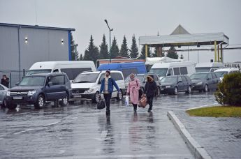 Автомобили и люди на международном пункте пропуска "Краковец - Корчева" (Украина - Польша) в Львовской области