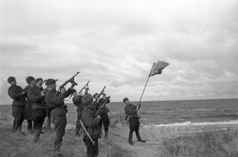 Прибалтийская операция 1944 года — стратегическая наступательная операция советских войск. Салют в честь выхода советских войск на Балтику, октябрь 1944 года
