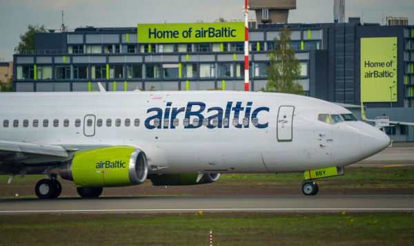 Самолет компании "airbaltic"