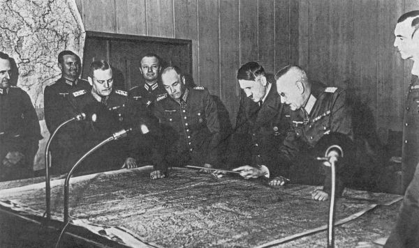 Адольф Гитлер на совещании Генерального штаба в 1940 году