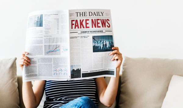 Девушка читает fake news