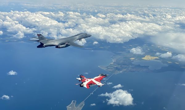 Американский бомбардировщик B-1B Lancer и истребитель F-16 датских ВВС на учениях НАТО "Весенний шторм", 5 мая 2020