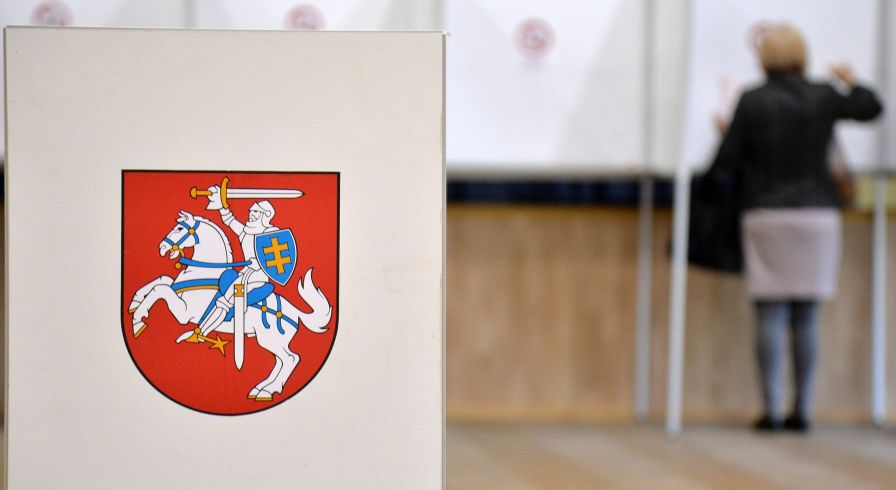 Избиратель во время голосования на выборах президента Литвы на одном из избирательных участков в Вильнюсе, 12 мая 2019 года 