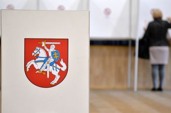 Избиратель во время голосования на выборах президента Литвы на одном из избирательных участков в Вильнюсе, 12 мая 2019 года 