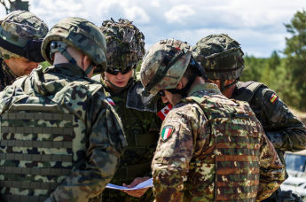 Солдаты НАТО из Италии, Испании, Польши и Канады на военной базе Адажи в Латвии