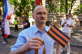 Мирослав Митрофанов на акции протеста РСЛ у Сейма Латвии против запрета Георгиевской ленточки, 18 июня 2020