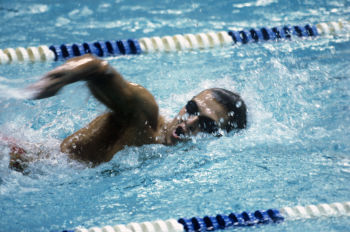 20-летний ленинградский пловец Владимир Сальников - трехкратный олимпийский чемпион (1500 метров вольным стилем, эстафета 4х200 метров вольным стилем, 400 метров вольным стилем). XXII Олимпийские игры. Плавательный бассейн СК "Олимпийский".