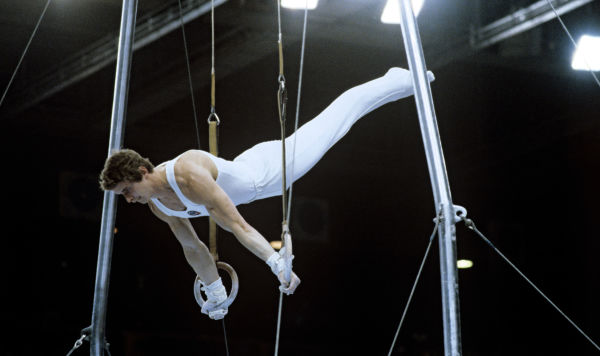 Александр Дитятин, абсолютный Олимпийский чемпион 1980 года по спортивной гимнастике, выполняет упражнение на кольцах. XXII летние Олимпийские игры.