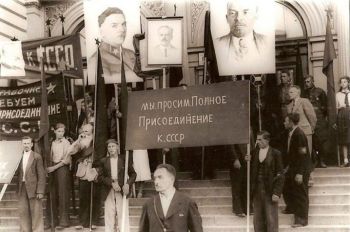 Рижане с плакатами о просьбе присоединения к СССР