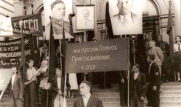 Рижане с плакатами о просьбе присоединения к СССР Рижане с плакатами о просьбе присоединения к СССР