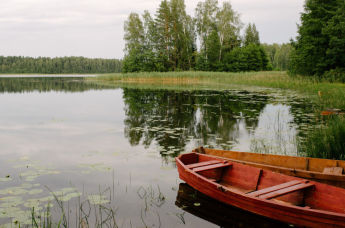 Лодки на лесном озере в Латгалии