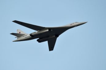 Бомбардировщик-ракетоносец Ту-160 "Владимир Судец" Военно-космических сил России принимает участие в военном параде в Минске