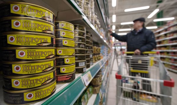 Рыбные консервы "шпроты" на прилавке одного из московских супермаркетов