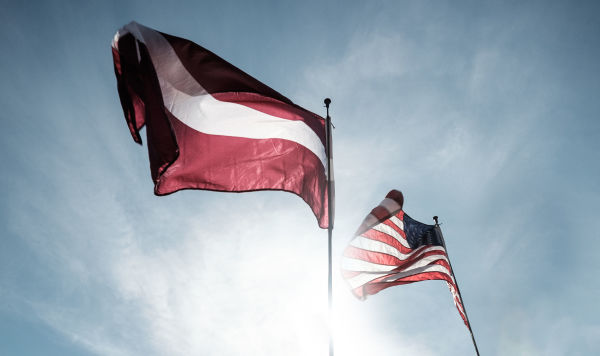 Флаги Латвии и США
