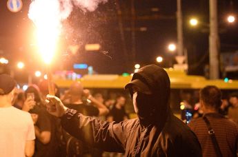 Участник акции протеста на одной из улиц в Минске.