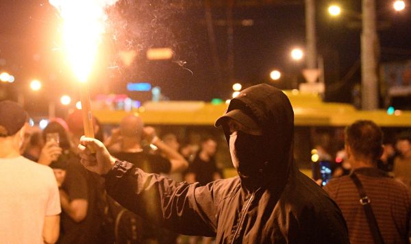 Участник акции протеста на одной из улиц в Минске.