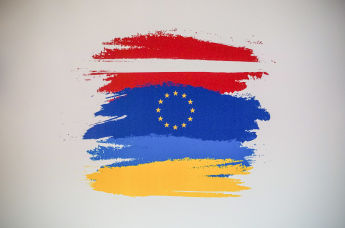 Флажки Украины, ЕС и Латвии