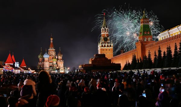 Новогодний салют над Красной площадью в Москве