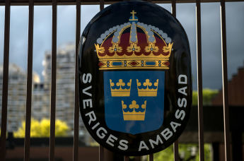 Герб Королевства Швеция в посольстве Швеции в РФ в Москве