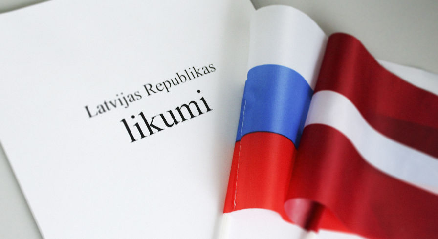 Законы Латвии, флаги России и Латвии