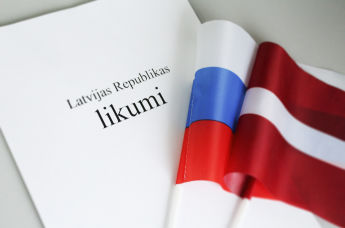Законы Латвии, флаги России и Латвии